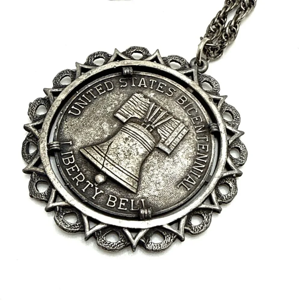 Vintage 1976 Bicentennial Coin Commemorative Pendant Necklace Spirit of '76 24